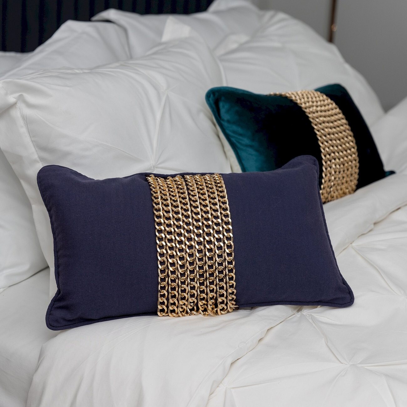 Декоративная подушка Disco с цепочками синяя - изображение 2
