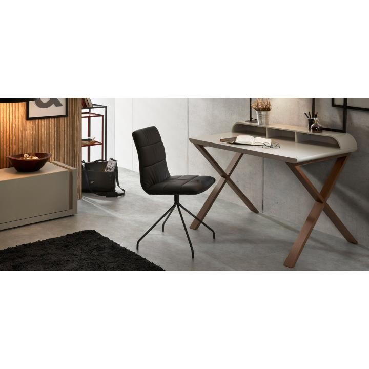 Письменный стол с полкой и деревянными ножками серый Success от La Forma