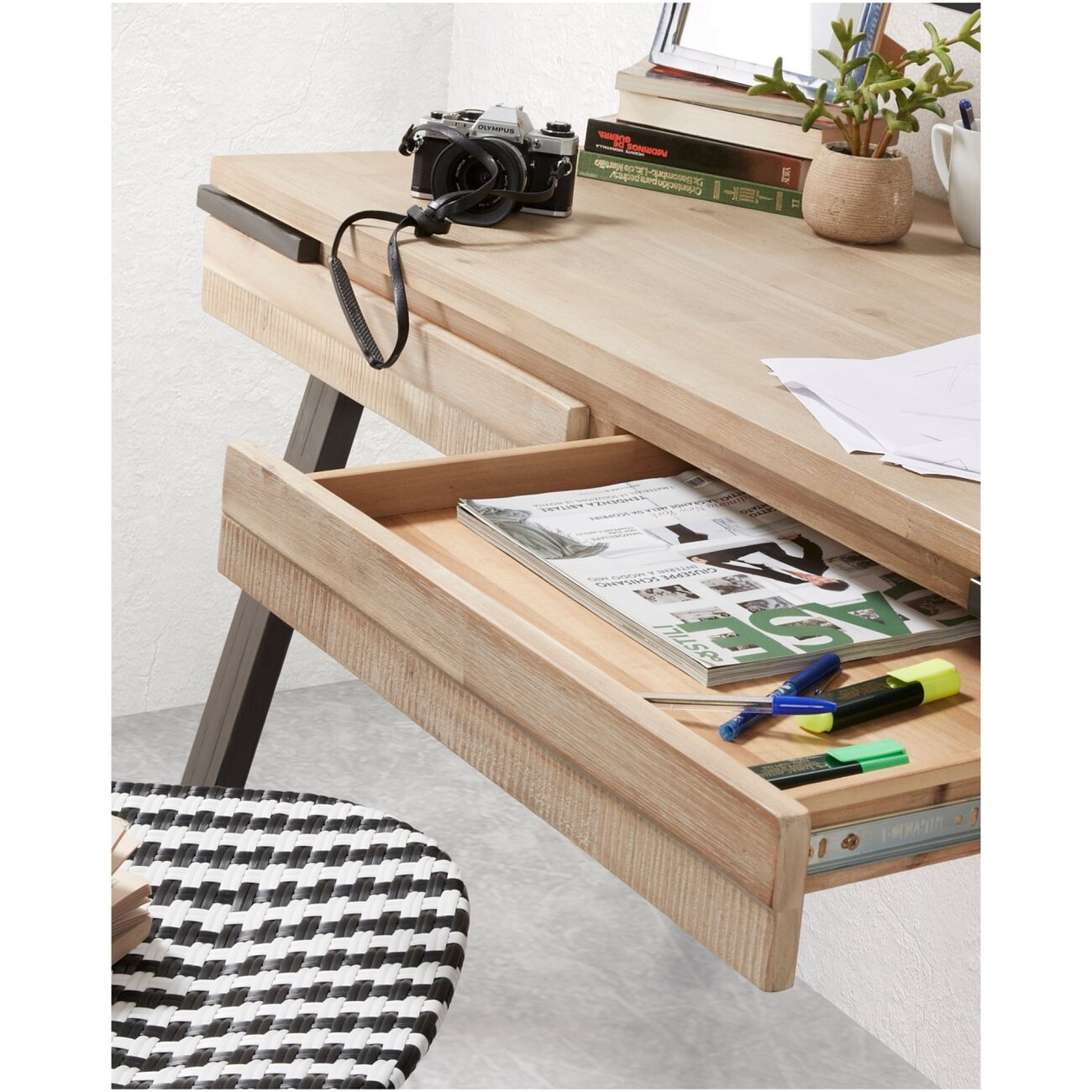 Письменный стол с металлическими ножками и деревянной столешницей