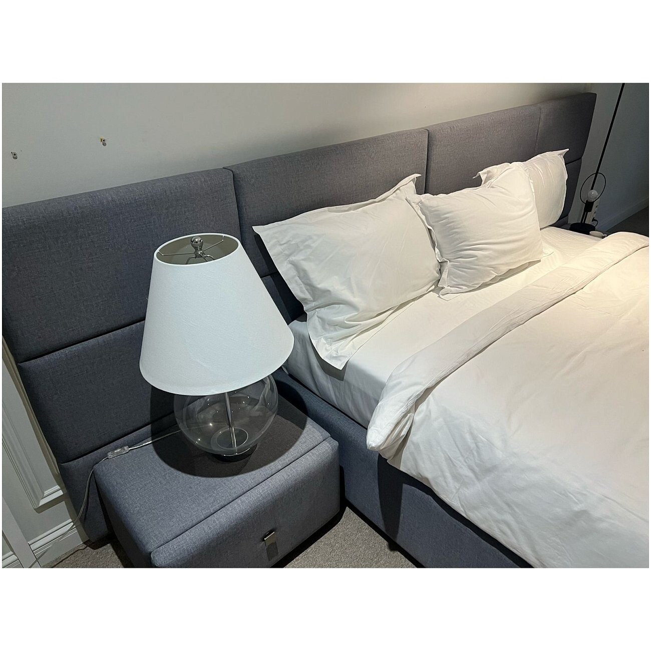 Кровать с 2 тумбочками двуспальная 160х200 см серая "Тренд" - изображение 11