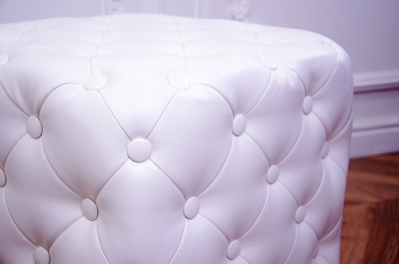 Пуфик квадратный с каретной стяжкой Tutti белый - изображение 4