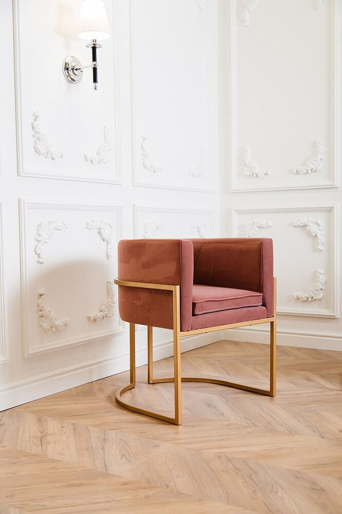 Кресло дизайнерское полукруглое розовое Julius