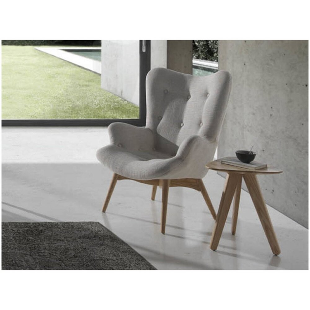 Кресло в скандинавском стиле на деревянных ножках