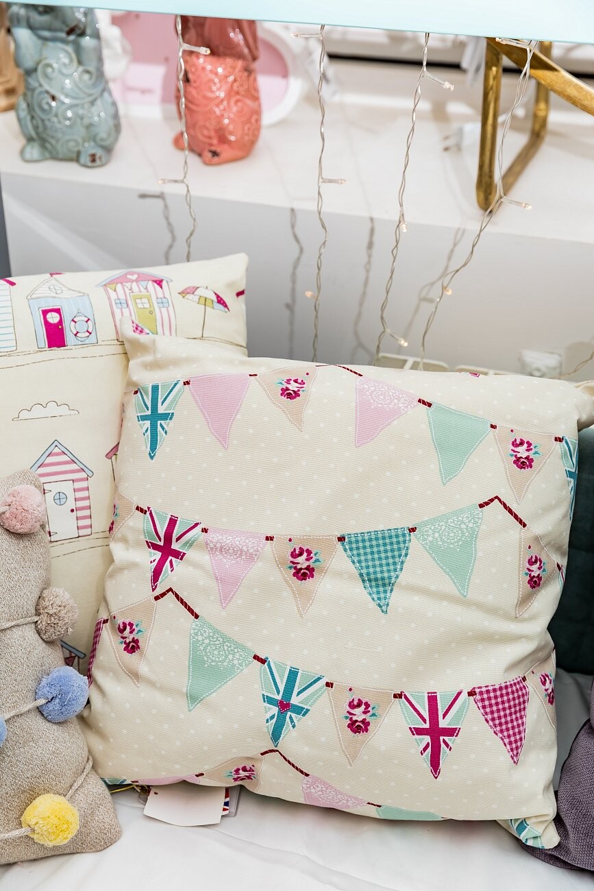 Подушка с принтом Bunting Pink - изображение 3