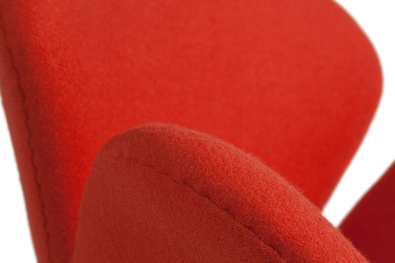 Кресло дизайнерское алое Swan Chair - изображение 2