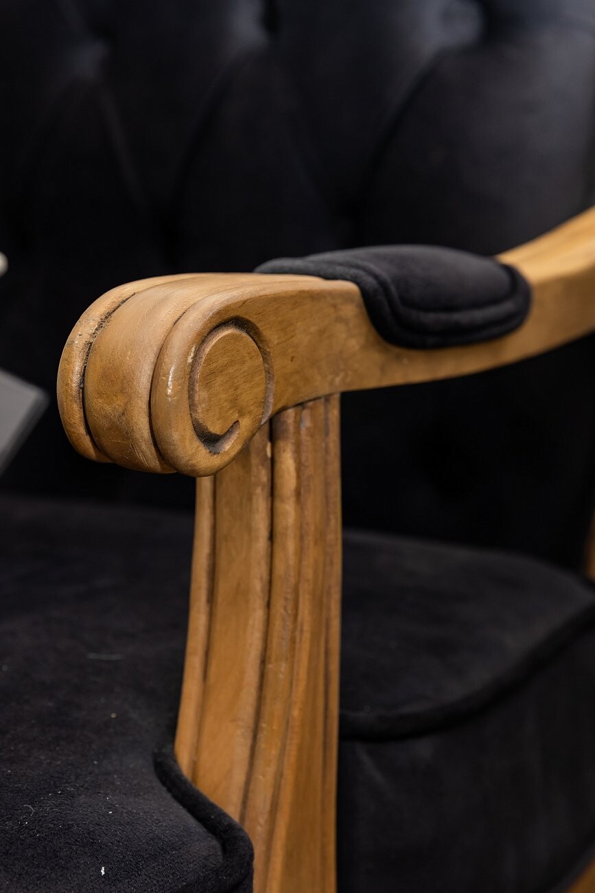 Кресло с деревянными подлокотниками черное Belladonna - изображение 10