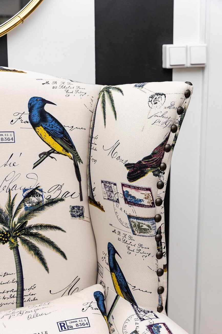 Кресло с мягкими подлокотниками бежевое с черным Quinn Tufted Armchair - изображение 6