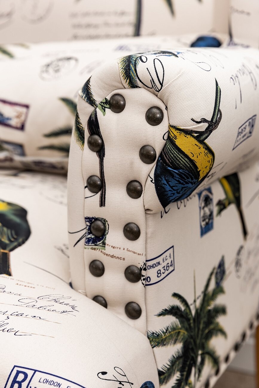 Кресло с мягкими подлокотниками бежевое с черным Quinn Tufted Armchair - изображение 8