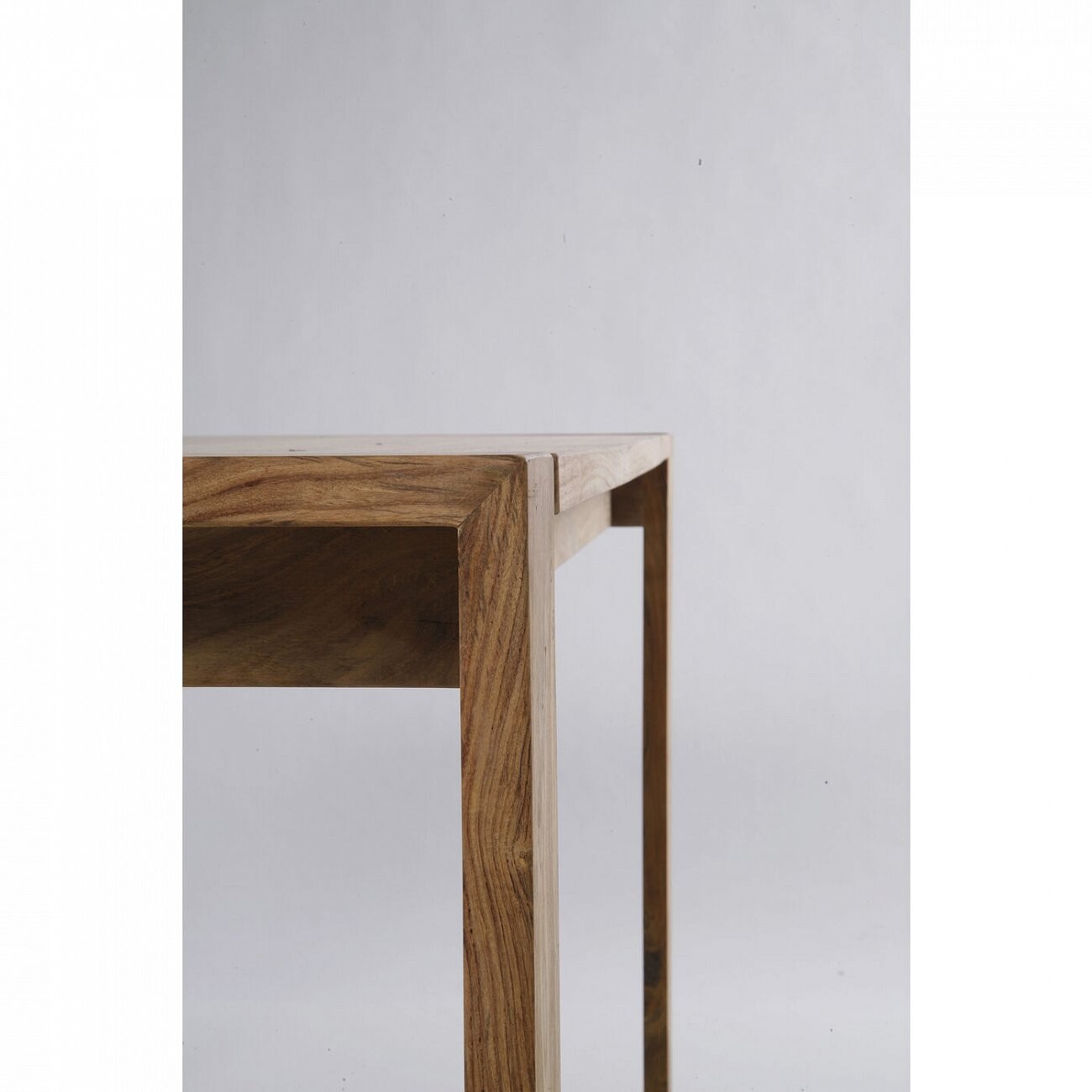 Деревянный стол с железными черными ножками
