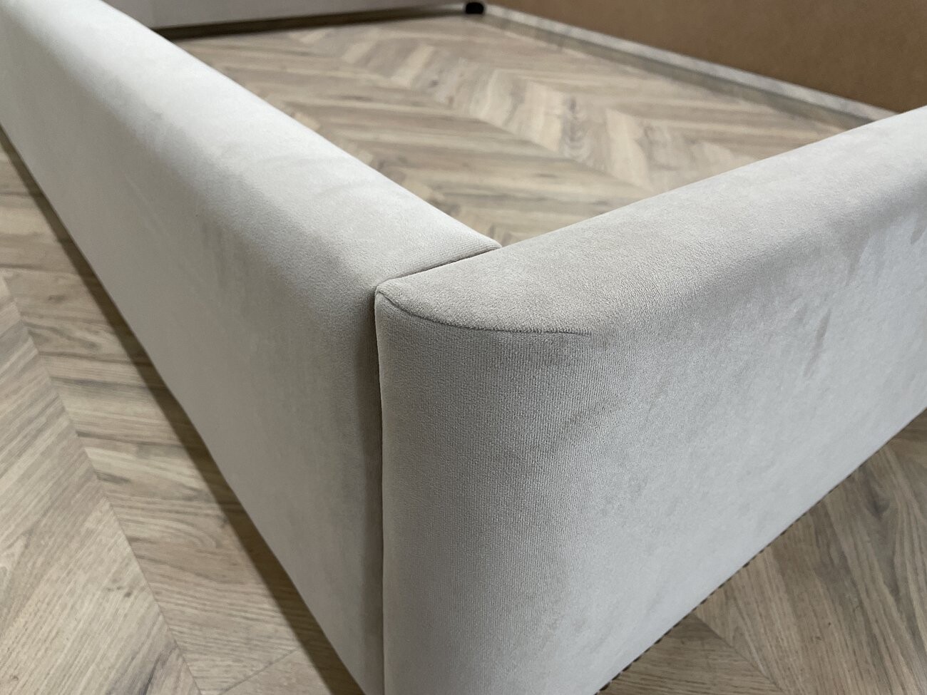 Кровать Henbord двуспальная с мягким изголовьем 180х200 кремовая - изображение 6