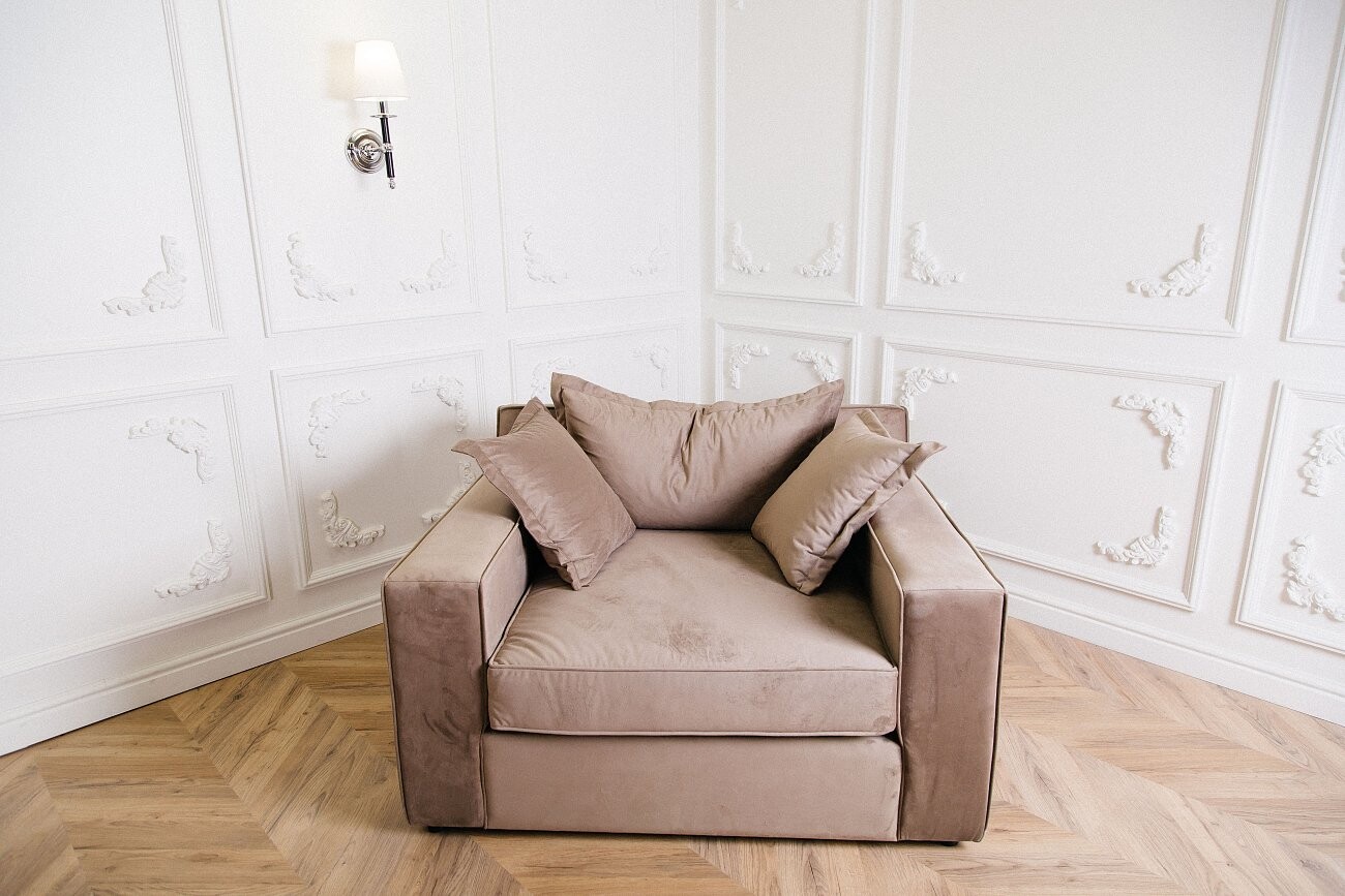 Кресло с мягкими подлокотниками бежевое Katina - изображение 3