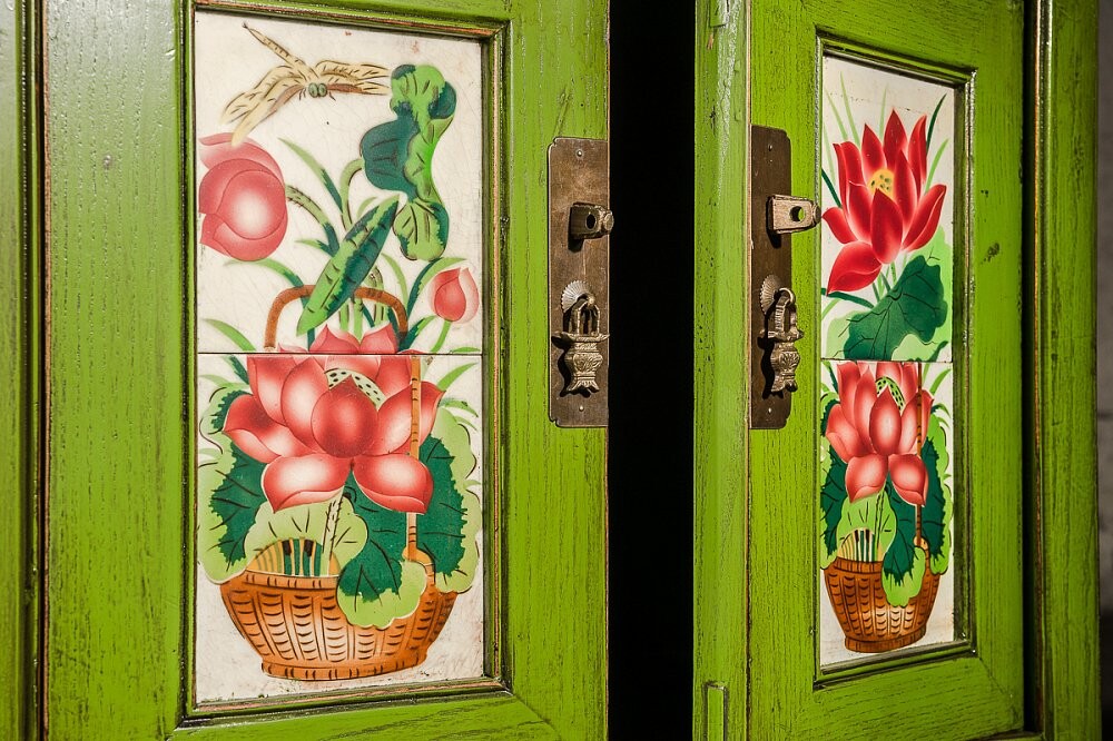 Комод с рисунком и дверцами зеленый "Гуй-люсо"