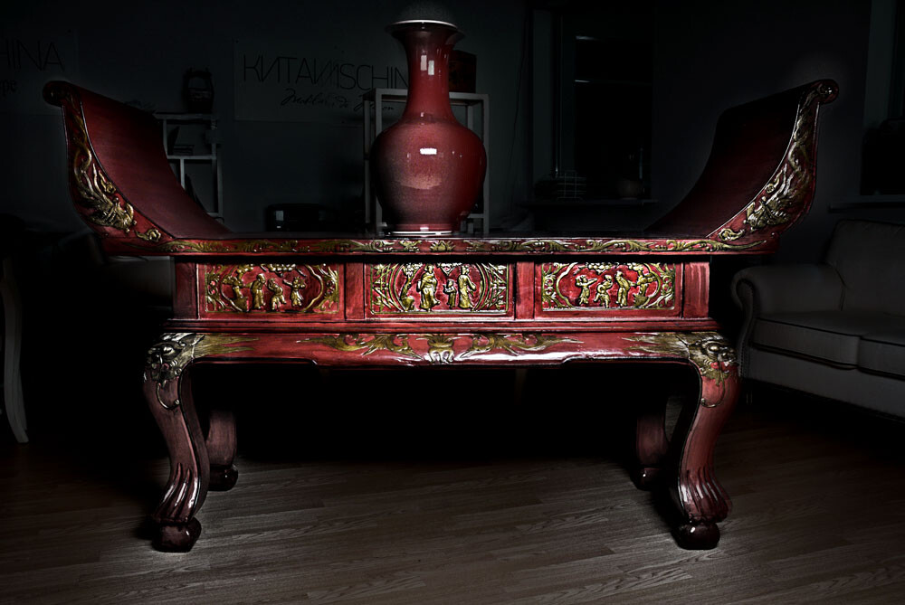 Консоль красная резная с золотым орнаментом и гнутыми ножками "Гун-чжо"