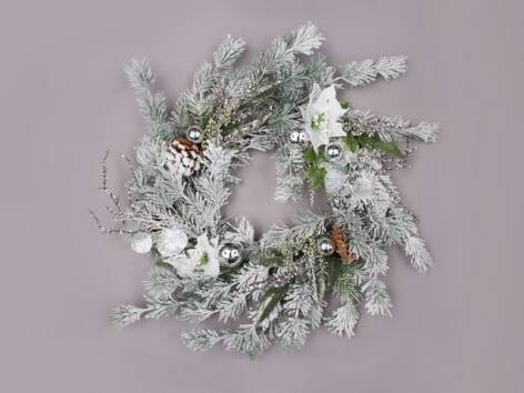 Венок еловый "Рождественская звезда" заснеженный с белыми пуансеттиями и шишками