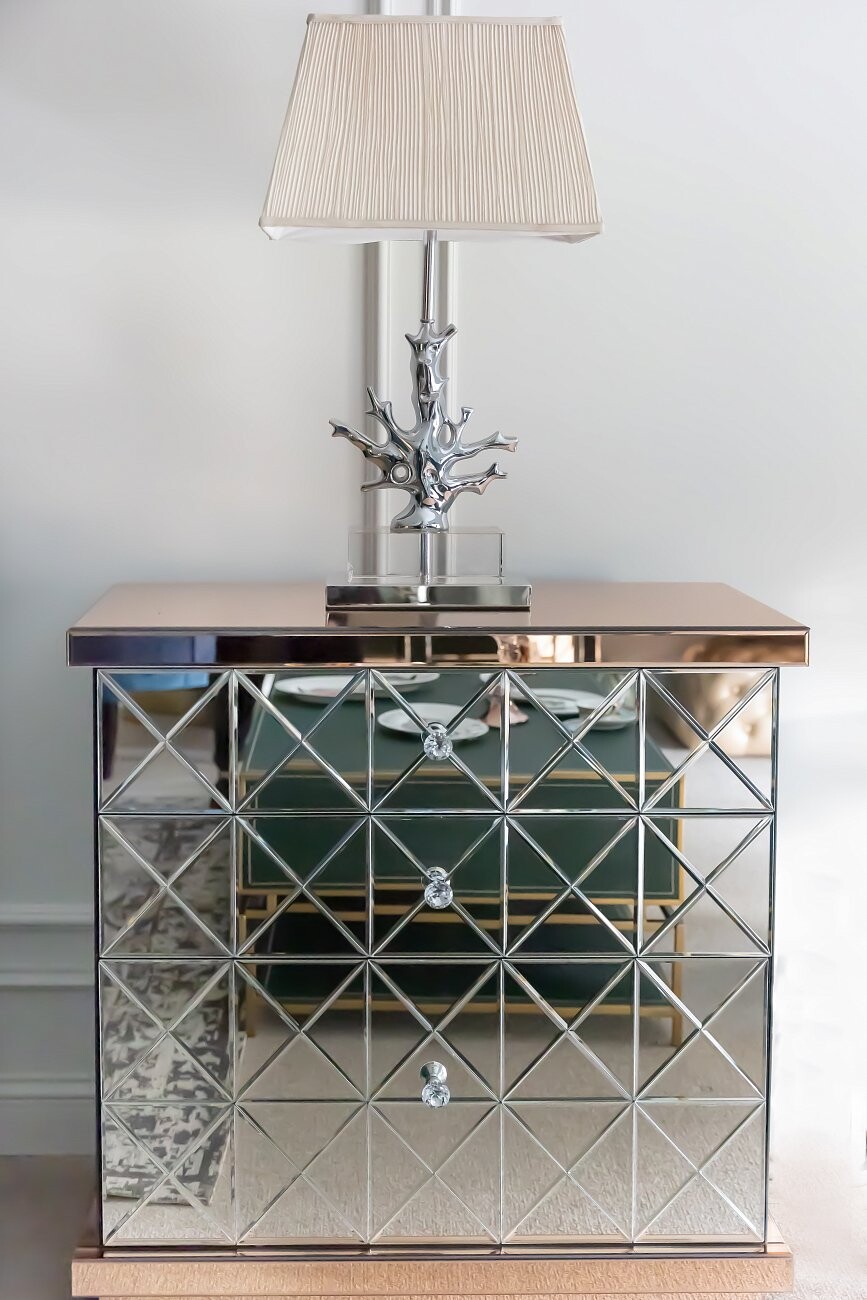 Прикроватная тумбочка с 3 ящиками коричневая с зеркальными вставками Nightstand - изображение 6