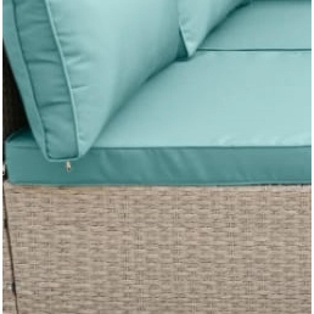 Плетеный диван на дачу