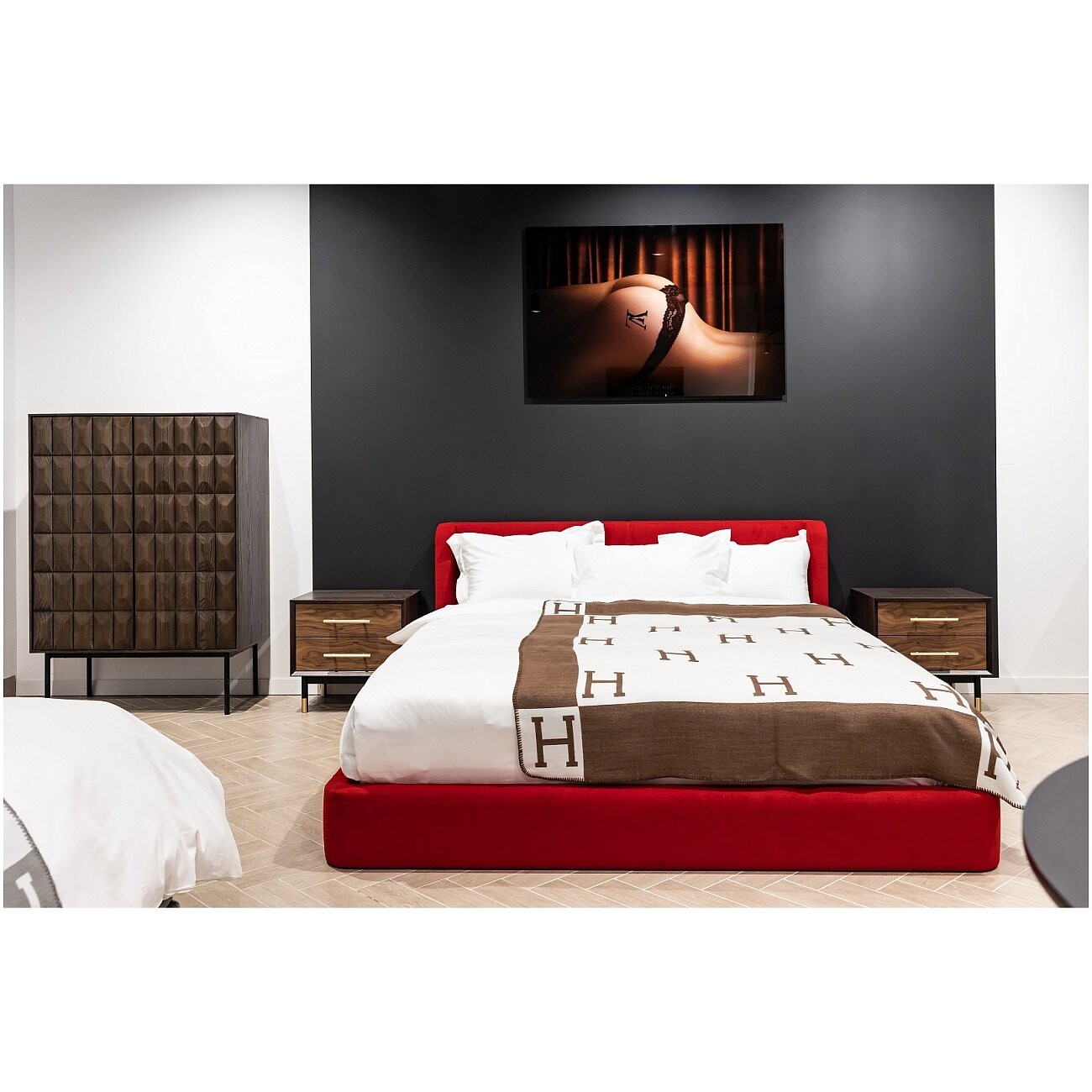 Картина на закаленном стекле коричневая 120х80 см Butt "Ягодицы" - изображение 6