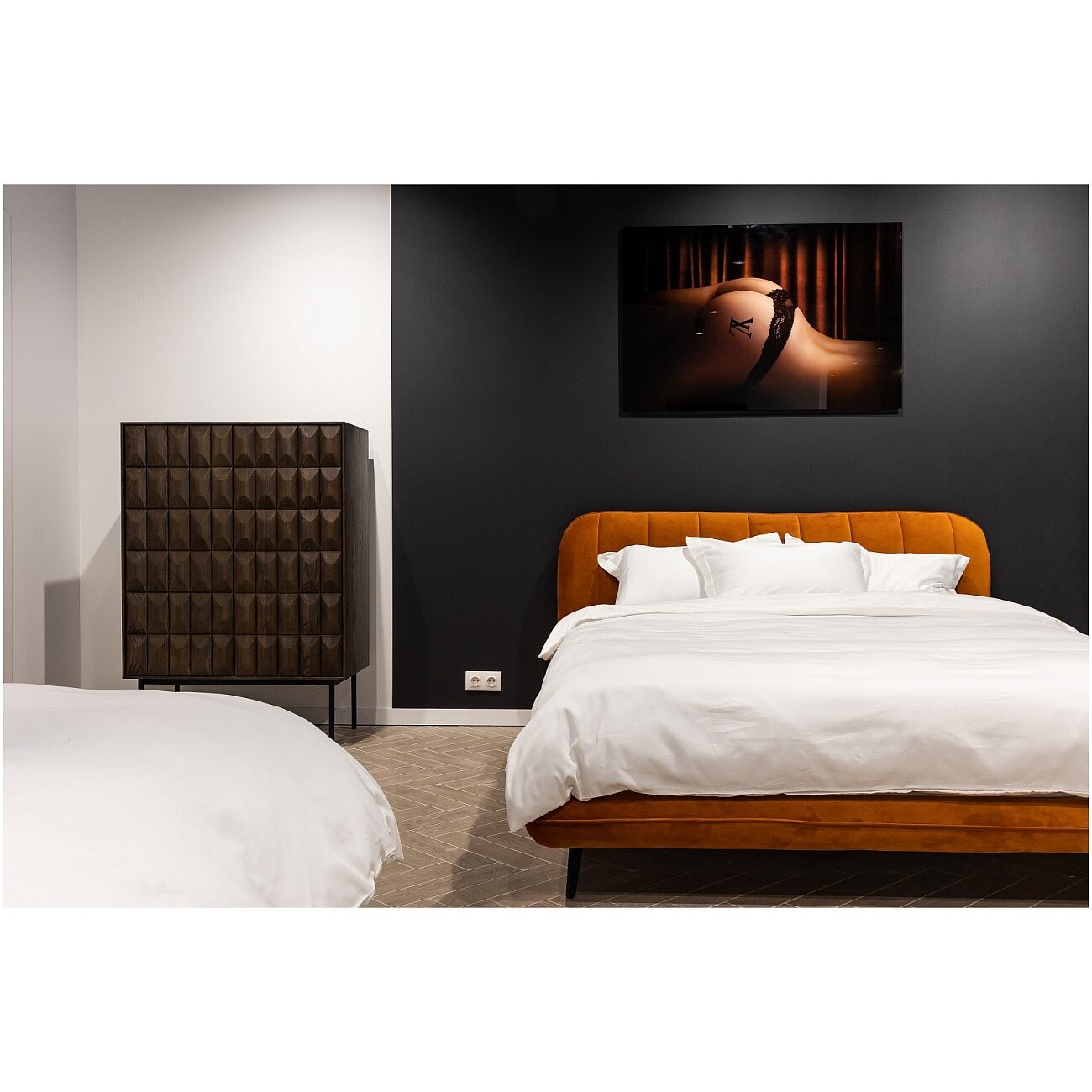 Картина на закаленном стекле коричневая 120х80 см Butt "Ягодицы" - изображение 7