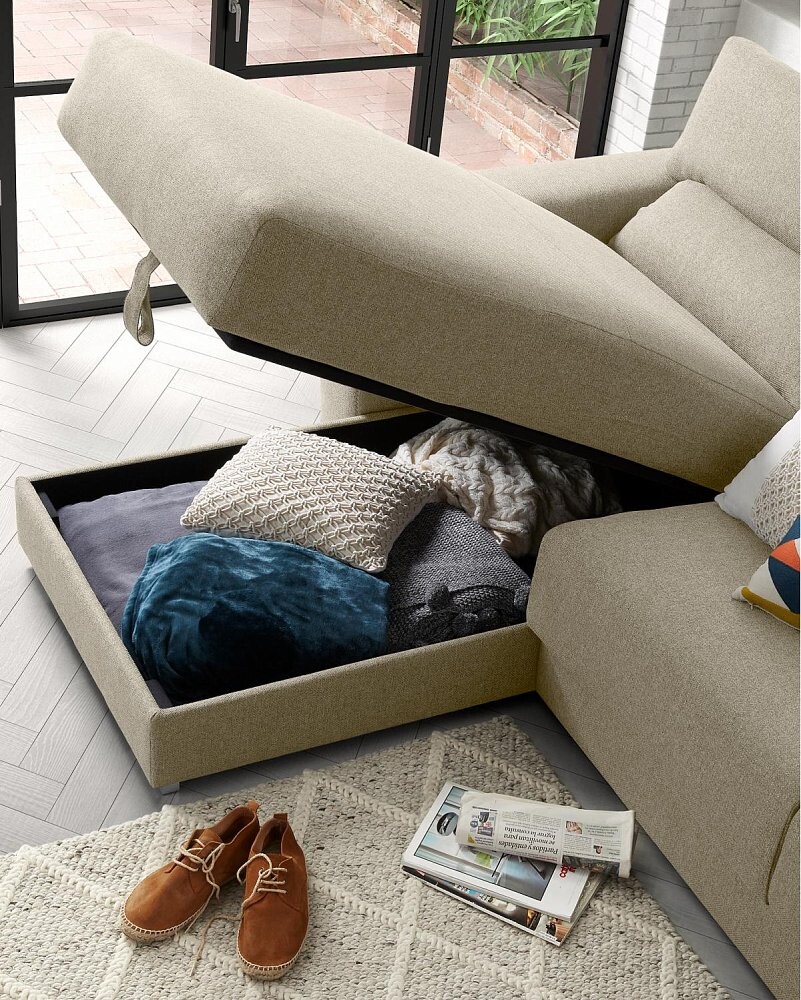 Современный диван с подушками