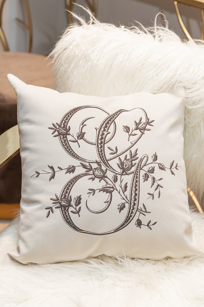 Подушка декоративная 45х45 см бежево-коричневая «Монограмма буквы G» - изображение 6