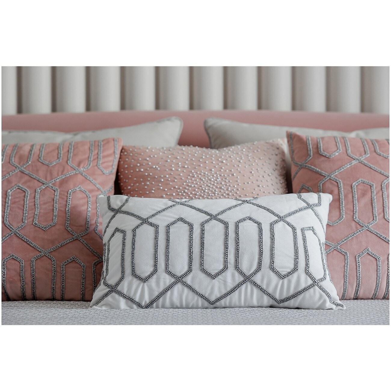 Подушка декоративная с бисером 30х50 см белая "Геометрия" - изображение 2