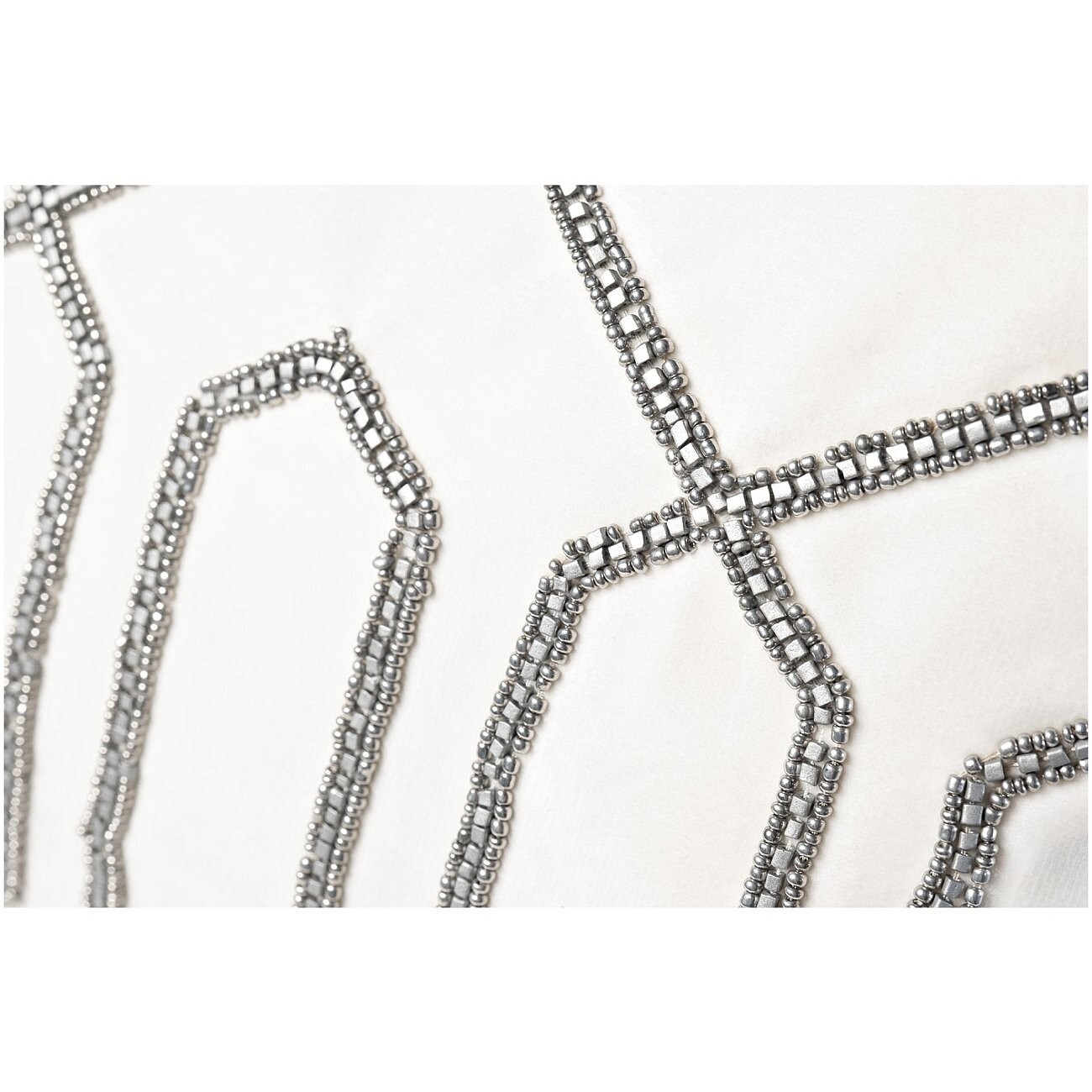 Подушка декоративная с бисером 30х50 см белая "Геометрия" - изображение 3