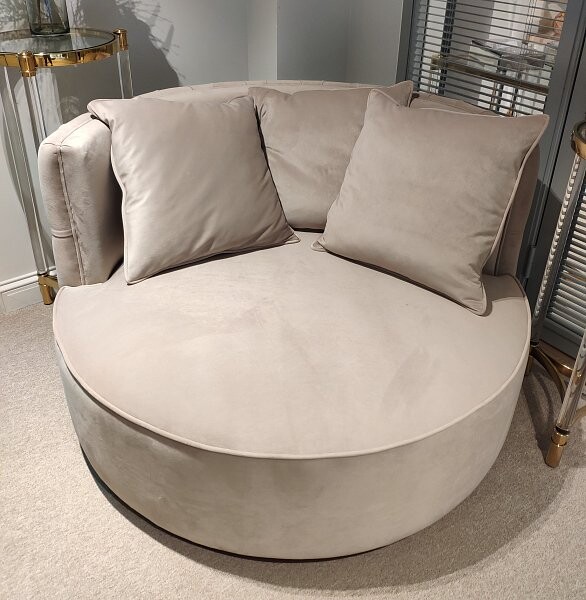 Кресло круглое с мягкими подлокотниками и подушками бежевое Monroe - изображение 1