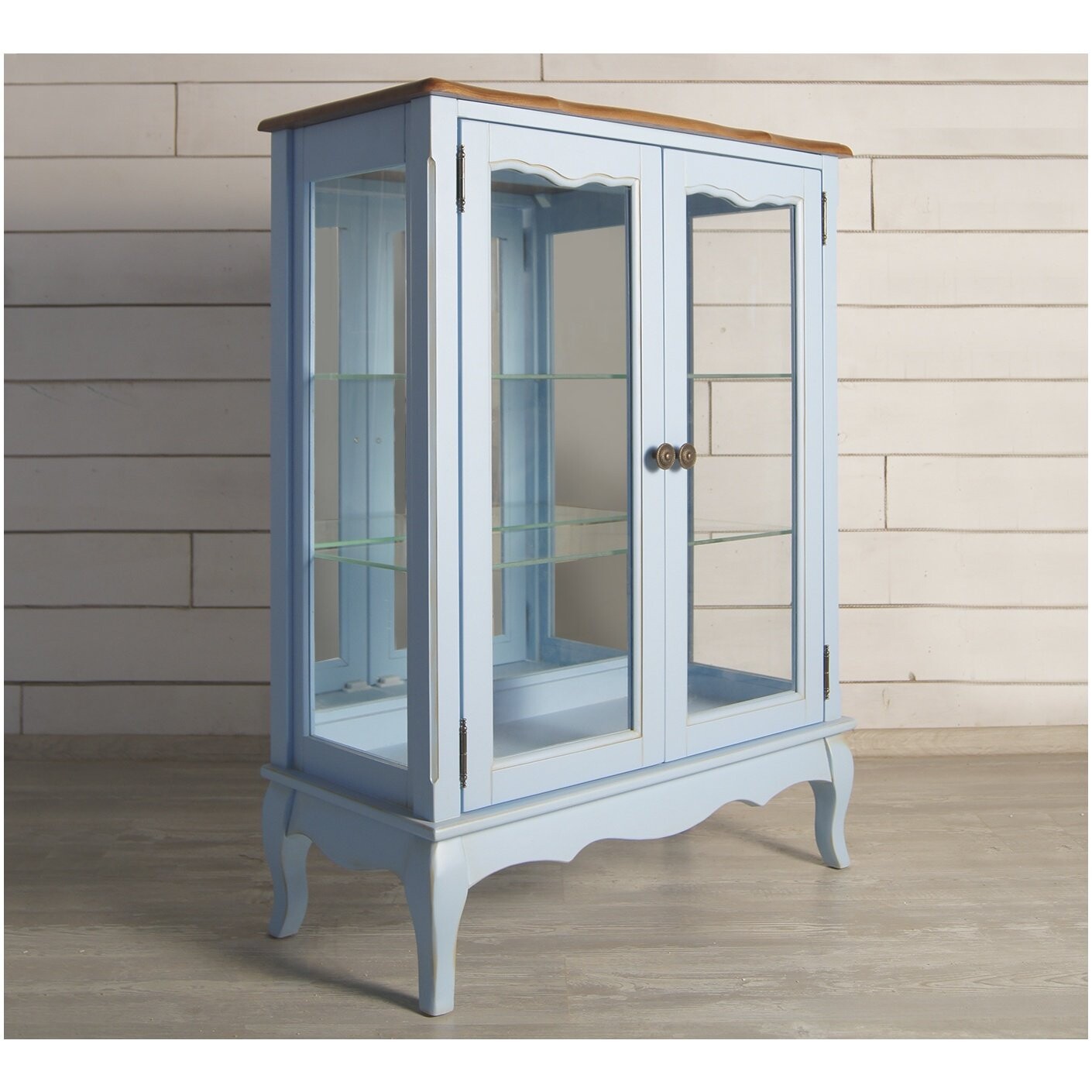 Шкаф-витрина низкий со стеклянными дверцами голубой Leontina