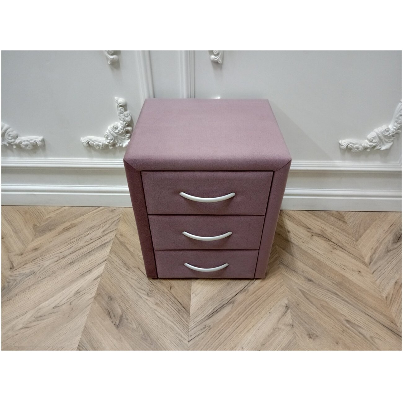 Прикроватная тумбочка с тремя ящиками розовая Эстетика Cabrio - изображение 2