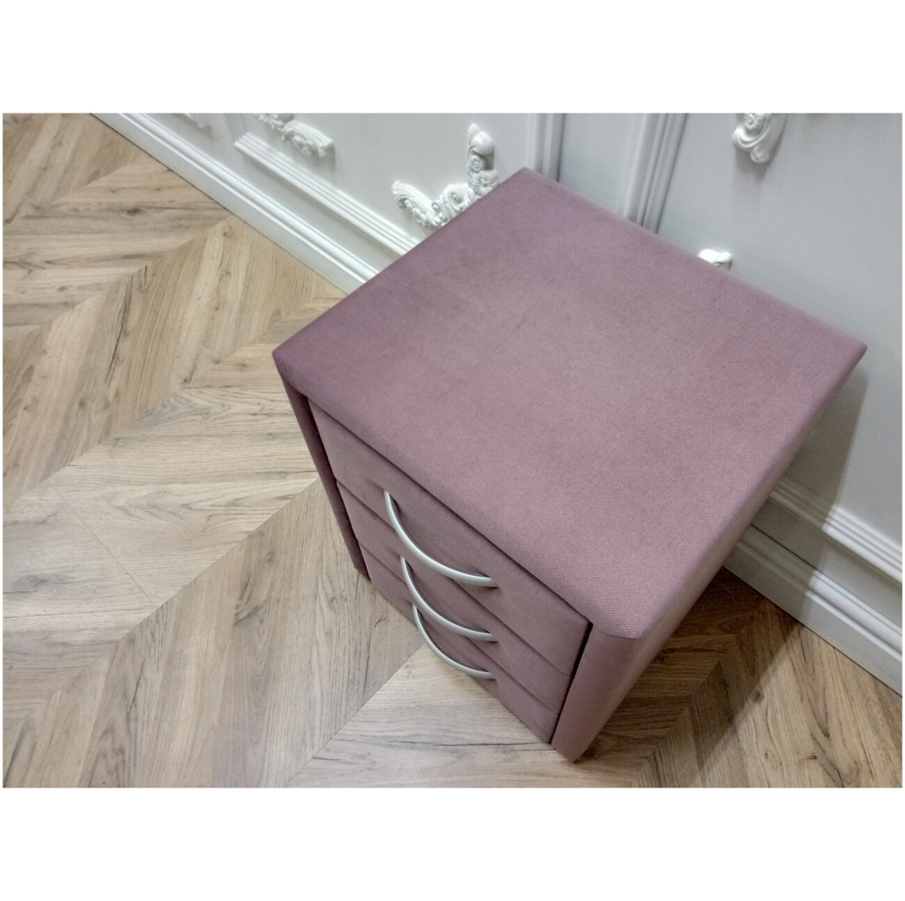 Прикроватная тумбочка с тремя ящиками розовая Эстетика Cabrio - изображение 6