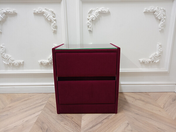 Прикроватная тумбочка со стеклом и двумя ящиками бургунди Encanto Teddy - изображение 1