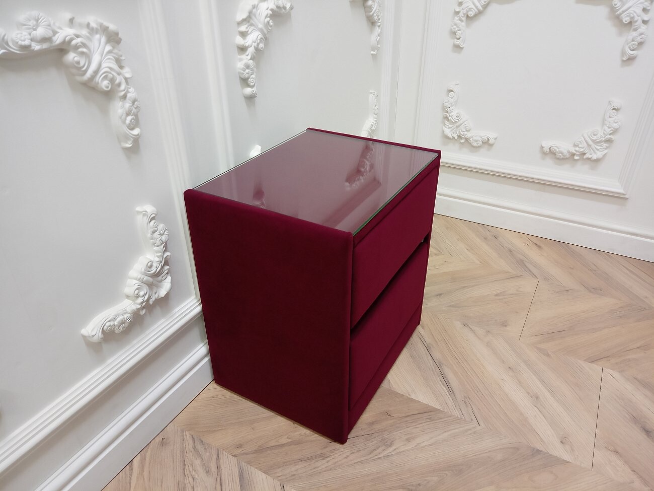Прикроватная тумбочка со стеклом и двумя ящиками бургунди Encanto Teddy - изображение 2