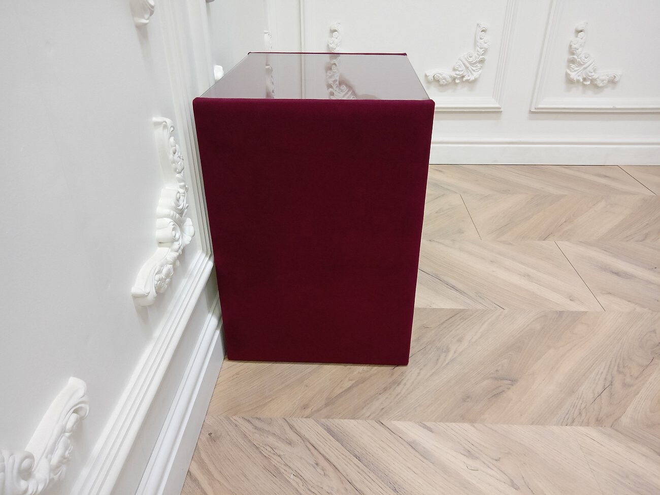 Прикроватная тумбочка со стеклом и двумя ящиками бургунди Encanto Teddy - изображение 3