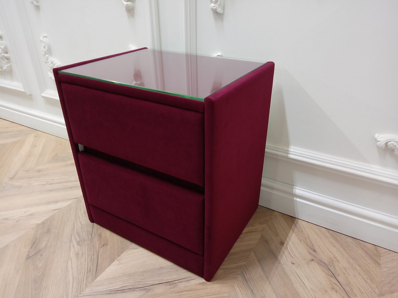 Прикроватная тумбочка со стеклом и двумя ящиками бургунди Encanto Teddy - изображение 4