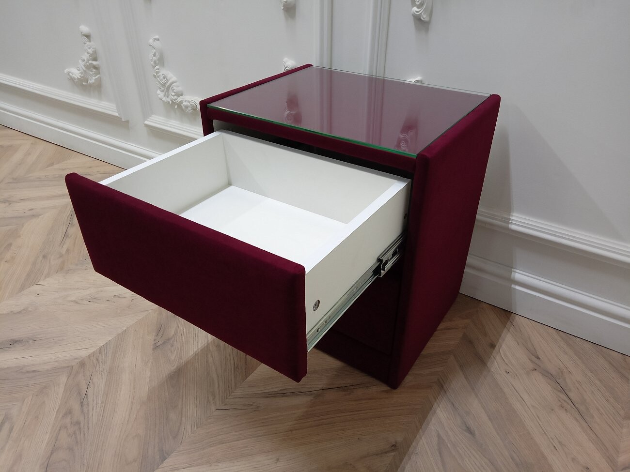 Прикроватная тумбочка со стеклом и двумя ящиками бургунди Encanto Teddy - изображение 5