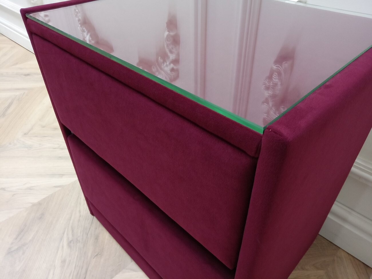 Прикроватная тумбочка со стеклом и двумя ящиками бургунди Encanto Teddy - изображение 6