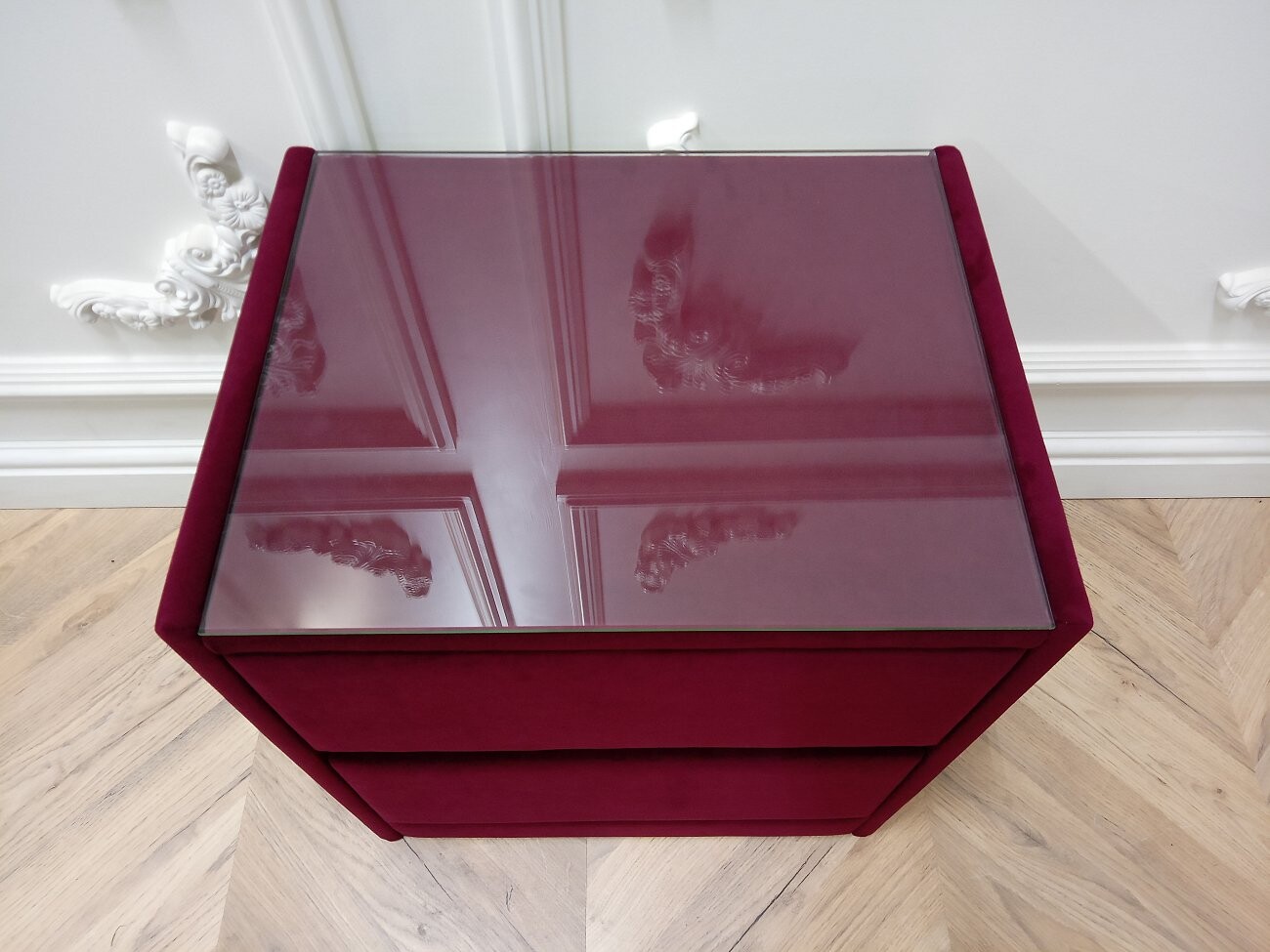 Прикроватная тумбочка со стеклом и двумя ящиками бургунди Encanto Teddy - изображение 7