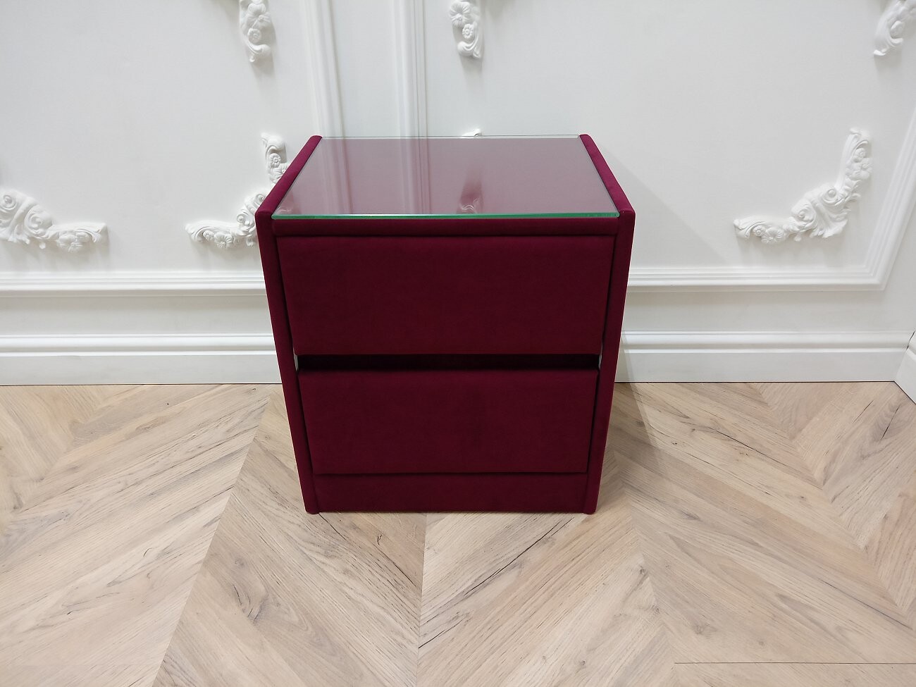 Прикроватная тумбочка со стеклом и двумя ящиками бургунди Encanto Teddy - изображение 9