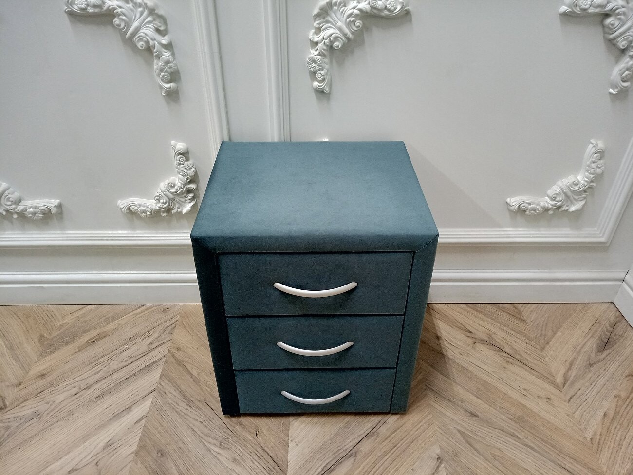 Прикроватная тумбочка с тремя ящиками зелёная Эстетика Rivera - изображение 2