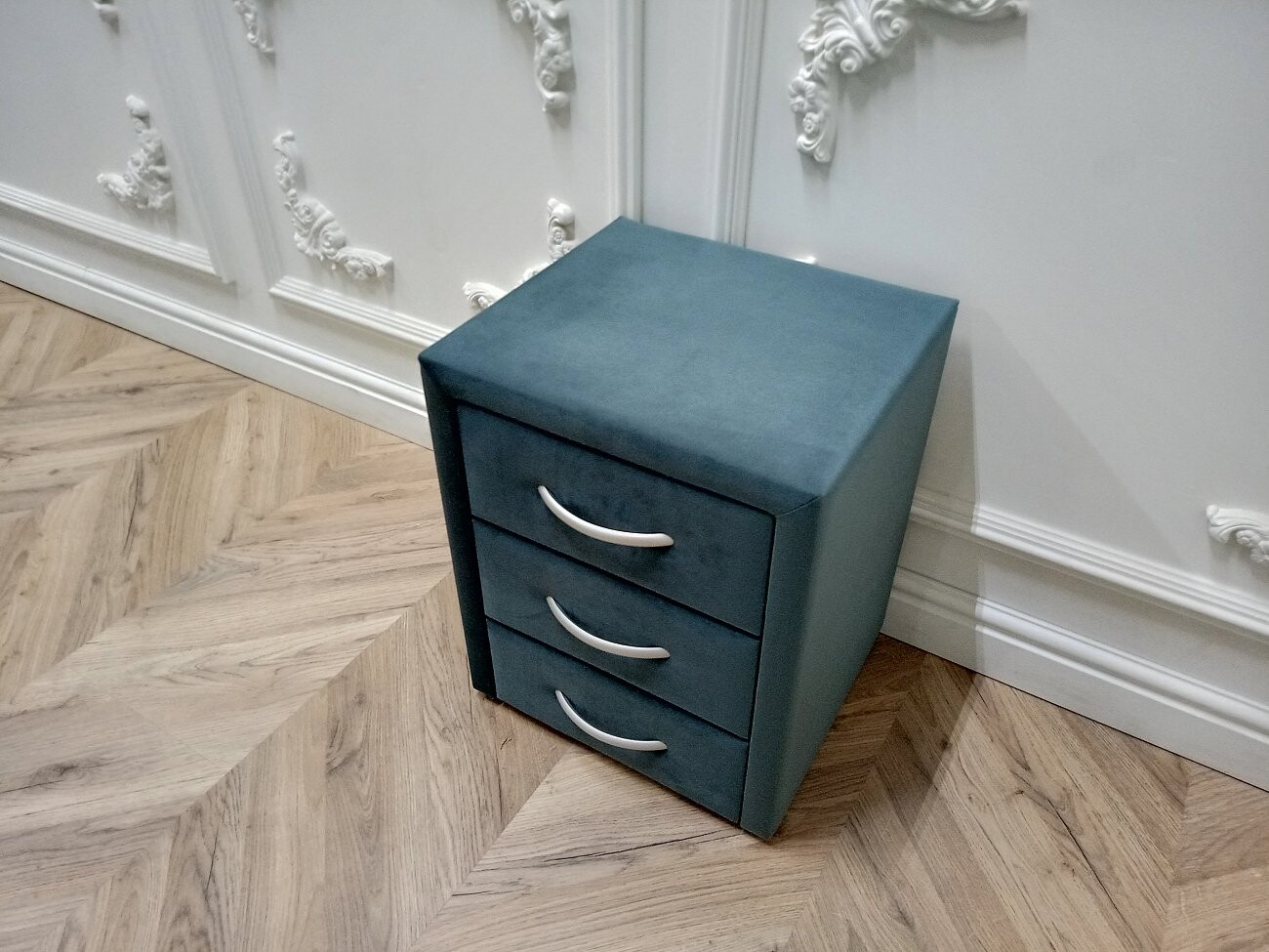 Прикроватная тумбочка с тремя ящиками зелёная Эстетика Rivera - изображение 3