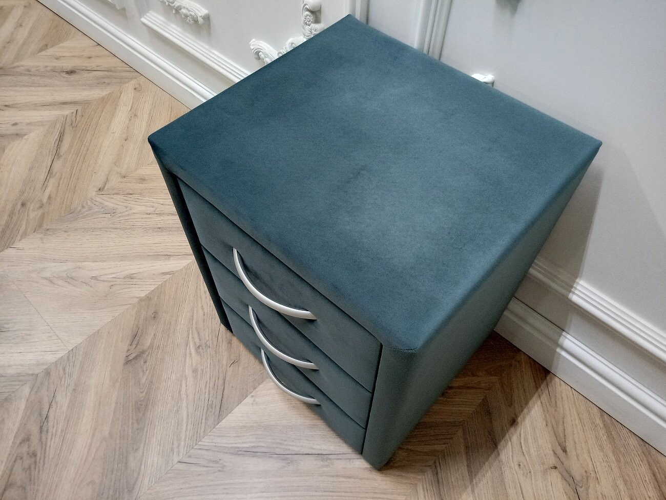 Прикроватная тумбочка с тремя ящиками зелёная Эстетика Rivera - изображение 4