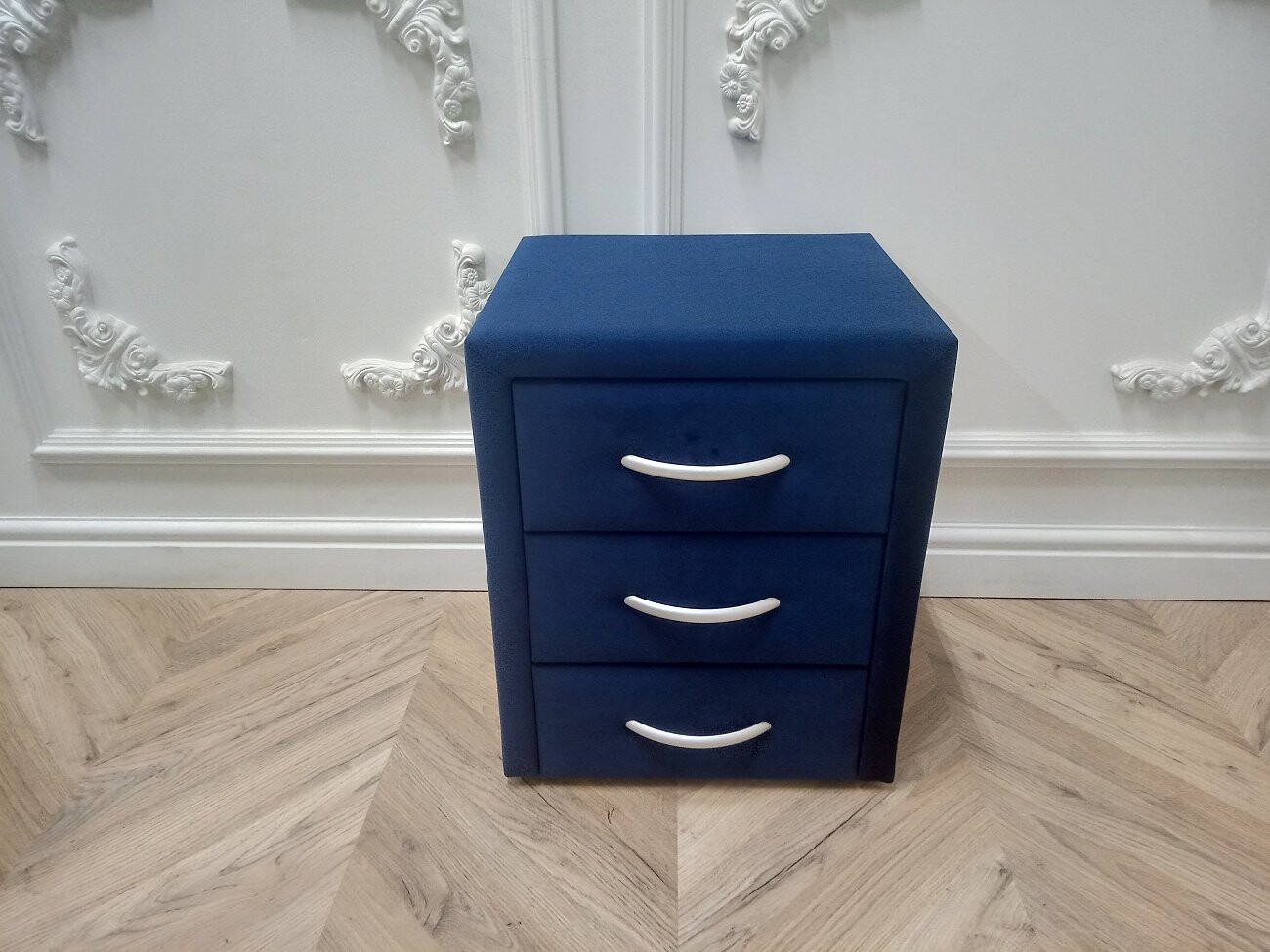 Прикроватная тумбочка с тремя ящиками синяя Эстетика Rivera - изображение 2