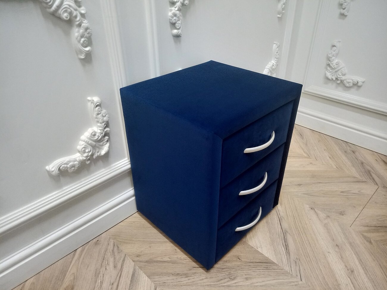 Прикроватная тумбочка с тремя ящиками синяя Эстетика Rivera - изображение 3
