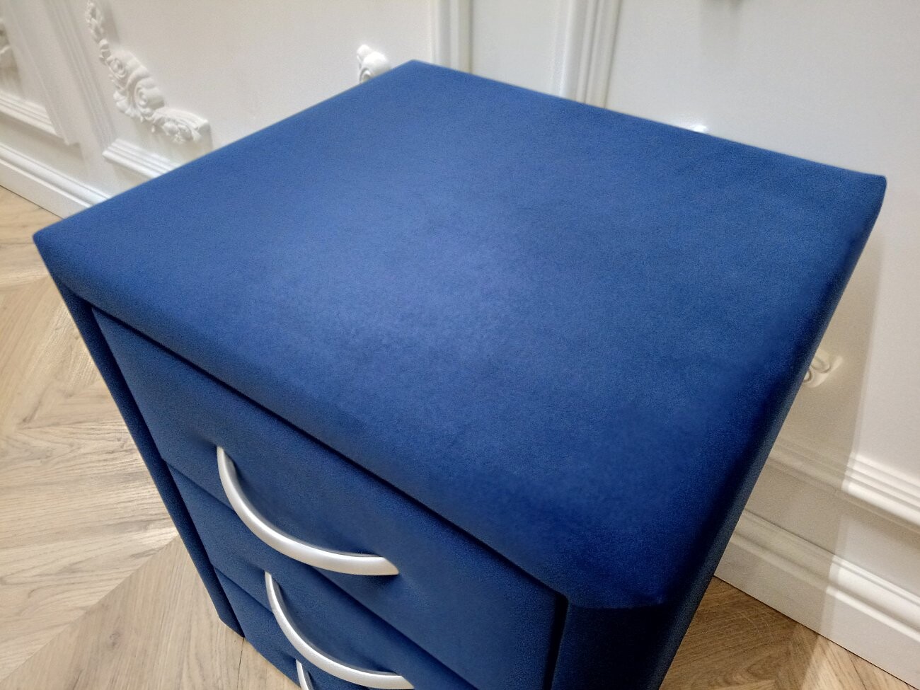 Прикроватная тумбочка с тремя ящиками синяя Эстетика Rivera - изображение 4