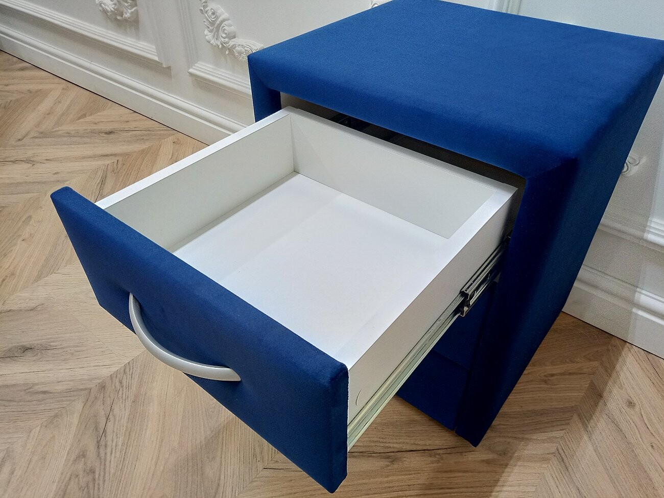 Прикроватная тумбочка с тремя ящиками синяя Эстетика Rivera - изображение 5