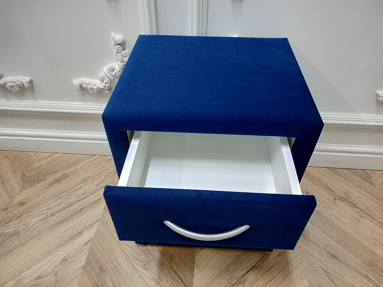 Прикроватная тумбочка с тремя ящиками синяя Эстетика Rivera - изображение 6