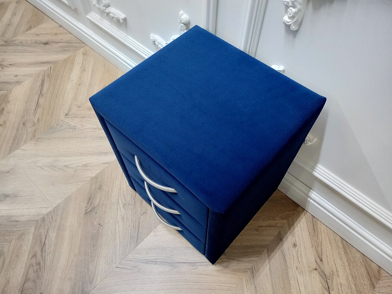 Прикроватная тумбочка с тремя ящиками синяя Эстетика Rivera - изображение 8