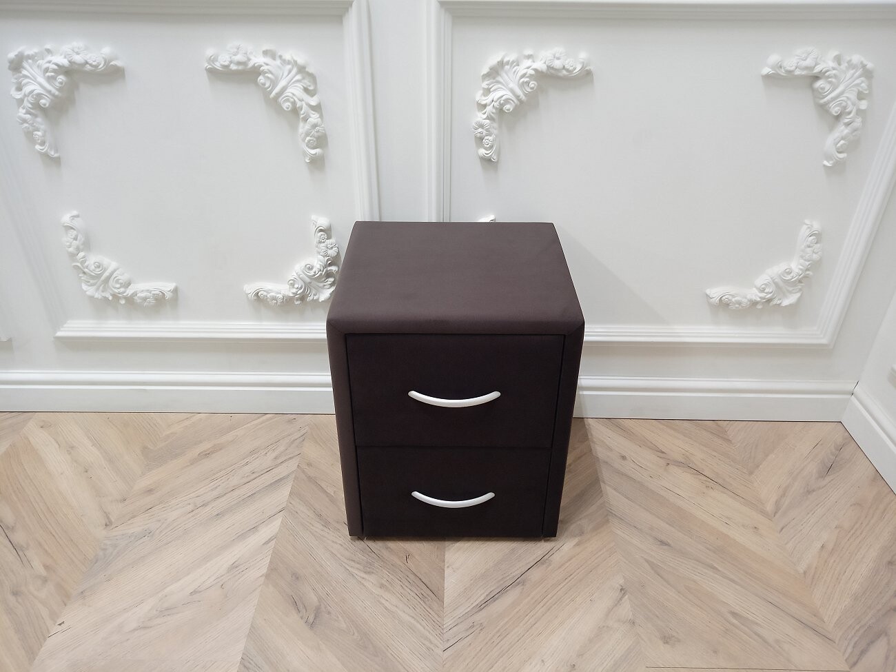 Прикроватная тумбочка с двумя ящиками коричневая Эстетика Enigma - изображение 10