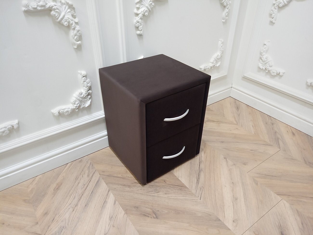 Прикроватная тумбочка с двумя ящиками коричневая Эстетика Enigma - изображение 2