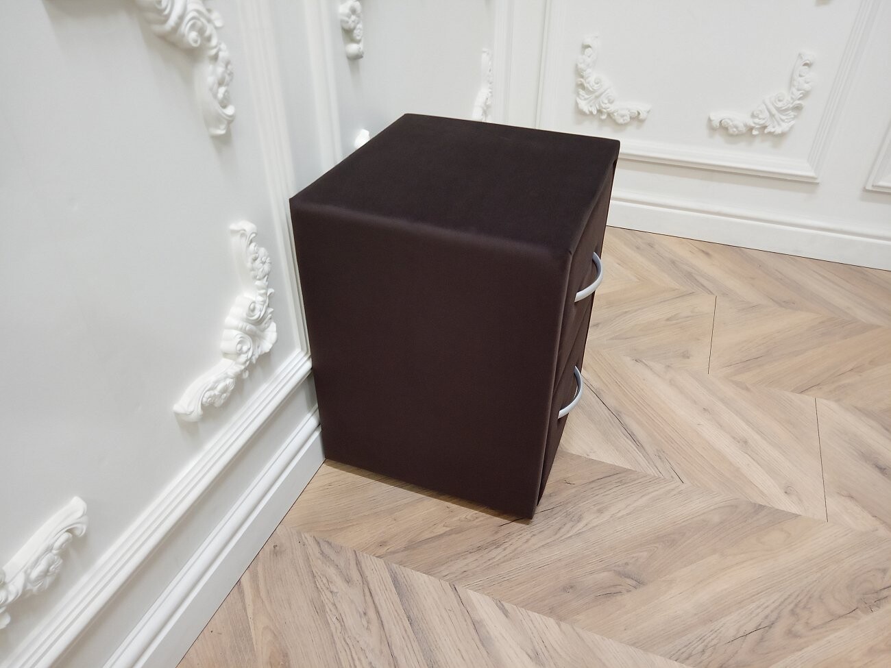 Прикроватная тумбочка с двумя ящиками коричневая Эстетика Enigma - изображение 3